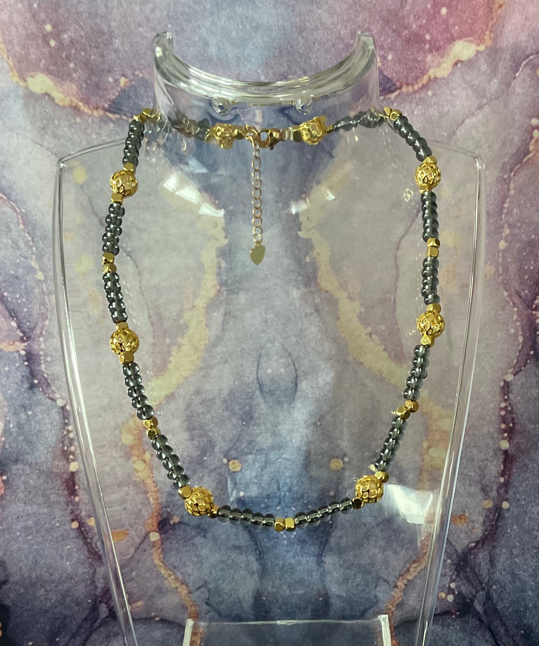 Halskette, vergoldete zwischen Perlen